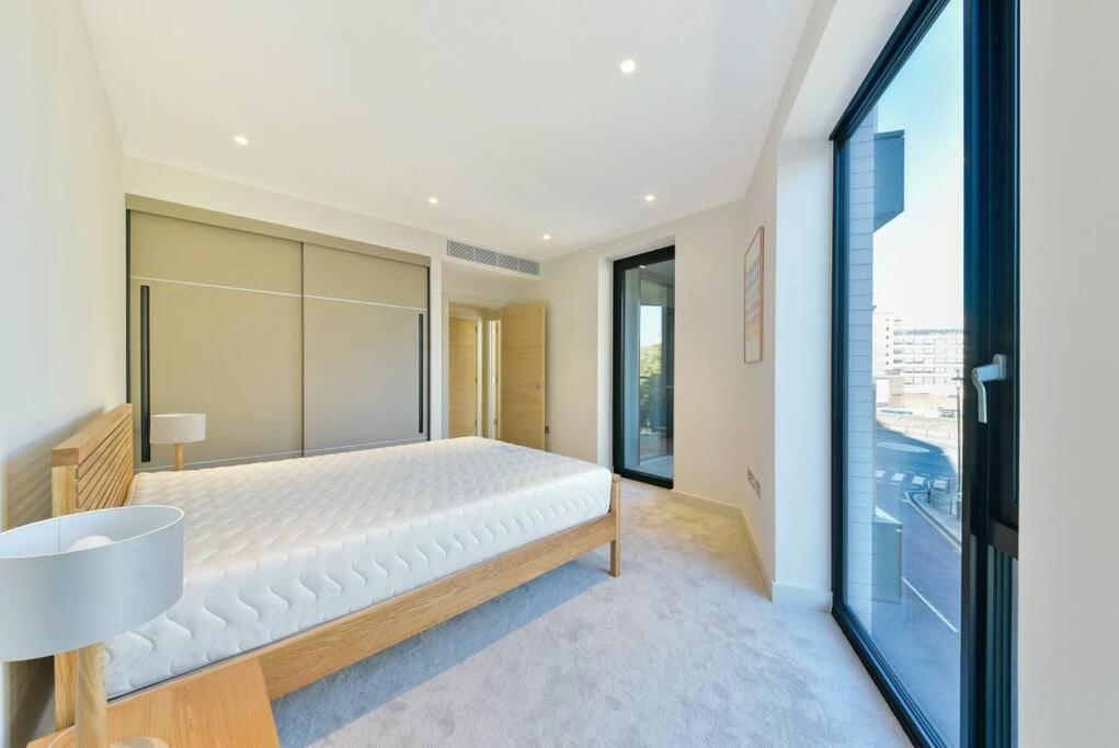 Stunning, Spacious With A Balcony * Londra