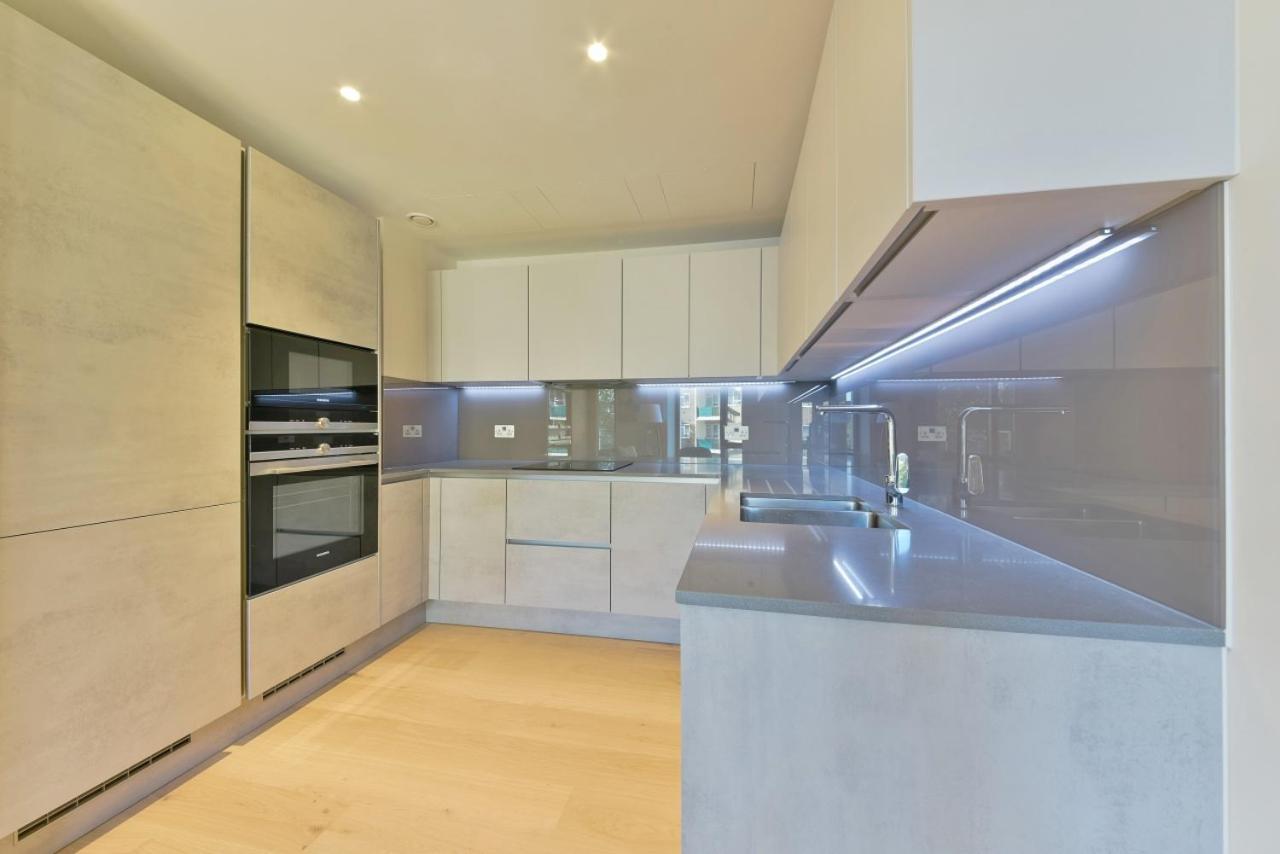 Stunning, Spacious With A Balcony Londra